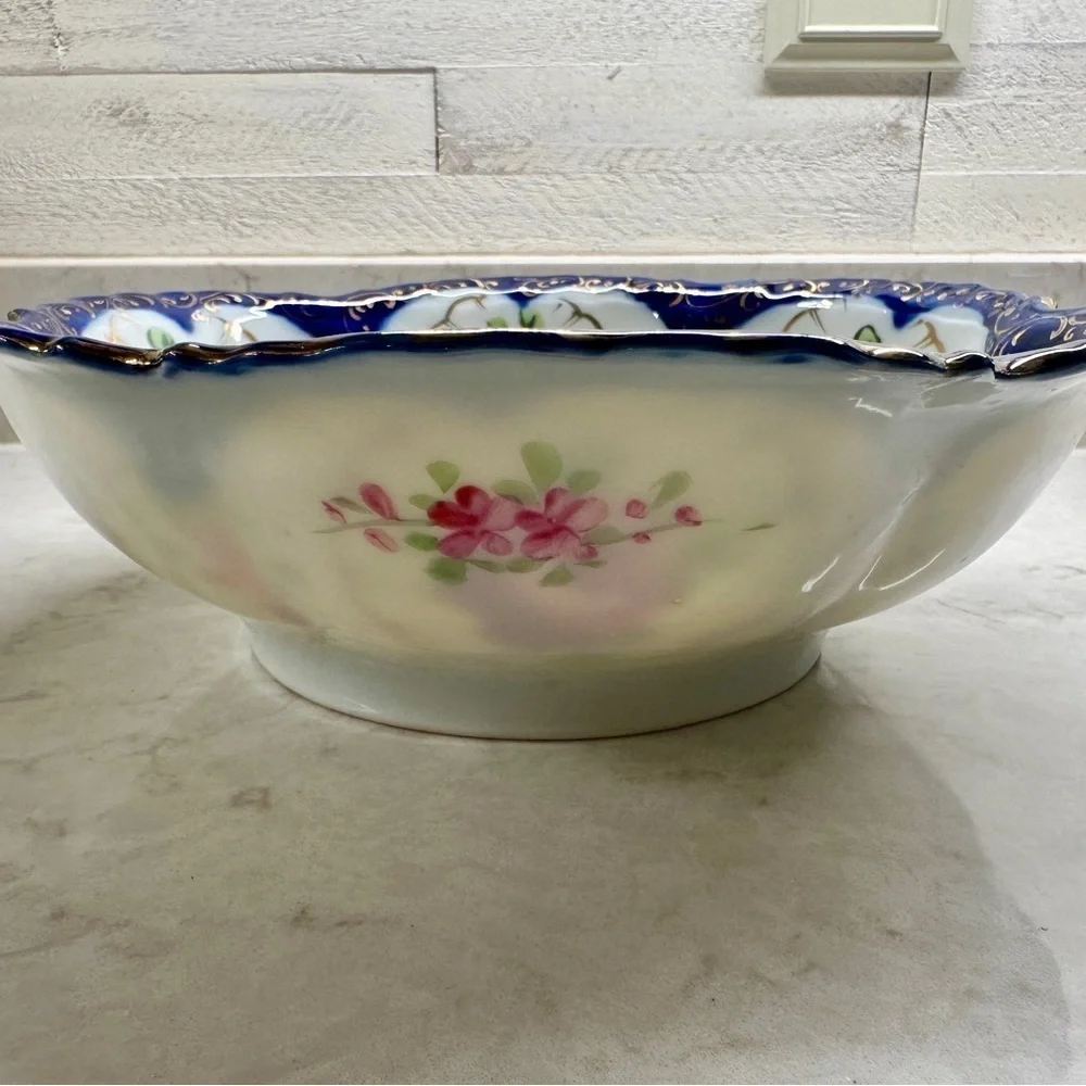 EXQUISITE, ANTIQUE, FINE PORCELAIN SERVING BOWL. COLORFUL HAND-PAINTED ROSES